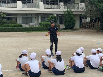 大西さんの指導を受ける児童達
