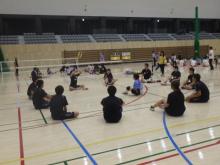 パラバレーバレーボール協会の方々から指導を受ける大学生の様子