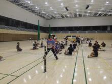 パラバレーバレーボール協会の方々から指導を受け試合に臨む大学生の様子
