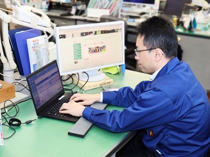 仕事中の写真です。