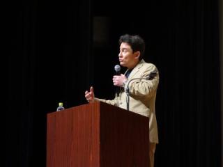 講演する野口大使