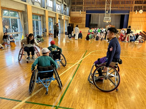 選手と鬼ごっこする児童