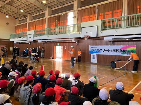 講話を行う県ボッチャ協会の職員