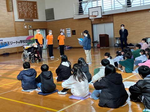 お礼の言葉を述べる児童