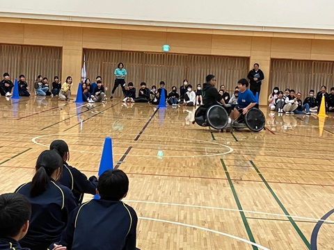 三阪選手のタックルを体験する子供