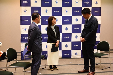 寄贈式で談笑する出席者