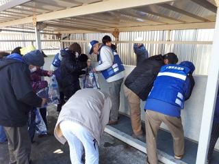 応急給水設備による応急給水の様子