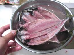 ボールの漬け汁にアジを漬ける