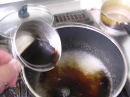 しょうゆを加えて沸騰させる